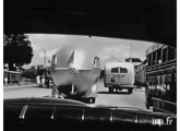 Zepelim da Triunfo em fotograma do documentário francês "Voyage Sans Passeport", de 1958; note que a empresa manteve, na traseira, o logotipo da Viação Sul Americana.