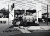 Em destaque, no centro do stand, a Willys expôs a maquete de sua grande fábrica de São Bernardo do Campo (fonte: Jorge A. Ferreira Jr. / Anfavea).