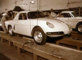 Interlagos cupê na linha de montagem, fase de acabamaneto; a imagem foi extraída de um filme publicitário da Willys, realizado por Jean Manzon em 1963 (fonte: Ayrton Camargo e Silva).