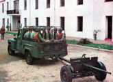 Picape militar transportando tropa e tracionando canhão em fotografia retirada de publicidade Willys de outubro de 1963.