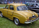 Renault 1093, mais de 50 anos depois de lançado, exposto numa mostra de carros antigos; note que o dourado era cor original de fábrica (fonte: Douglas Mendonça / autoentusiastas).