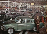 Em dezembro de 1964 William Max Pearce, presidenta da Willys brasileira, posa diante do protótipo do Aero Willys 2600; note, ao fundo, que o novo carro já se encontra em produção regular (fonte: Manchete).