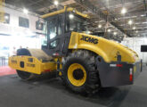 Dois equipamentos nacionalizados foram expostos pela XCMG na feira Paving 2024: o compactador com rolo liso XS123PDBR ...