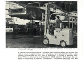 Nesta propaganda de maio de 1969 uma empilhadeira G-51C movimenta a carroceria de um automóvel Simca na fábrica da Chrysler. 