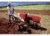 Microtrator Yanmar equipado com enxada rotativa (fonte: Globo Rural).