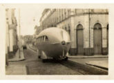Ônibus-zepelim de Belém percorrendo a rua do Comércio nos anos 50.