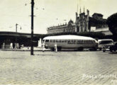 Cartão postal mostrando o mesmo ônibus da foto anterior, em 1955 estacionado diante do antigo abrigo de bondes da praça Osvaldo Cruz (fonte: Jorge A. Ferreira Jr.).