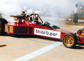 Pilotado por Paulo Rabe, este dragster RV de 1987 acelerava de 0 a 300 km/h em 7 segundos; era equipado com motor Dodge com dois turbos e injeção de óxido nitroso e caixa de câmbio Kombi com carcaça reforçada (fonte: Roberto Lima).