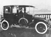Automóvel semelhante, porém desprovido do luxuoso acabamento, era utilizado no serviço de táxis; foi construído sobre chassi francês Delahaye de 20 cv.