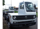 Dois Volkswagen Delivery com meia-cabine, especialmente preparados para a Rucker para a montagem de equipamentos aeroportuários.