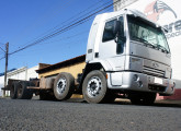 Ford Cargo com teto elevado Top Line, alongando a cabine em 80 cm e dotando-a de maleiro e cama.