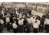 Cerimônia de bênção de caminhões em Curitiba, nos anos 50; à direira, caminhão inglês Aclo Matador com cabine Fiedler (foto: Gumercindo Berlese / alfafnm).