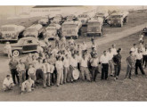 Greve de caminhoneiros em Curitiba e São José dos Pinhais (PR), na década de 50; na fileira da frente, o segundo caminhão a partir da direita trazia cabine Fiedler (foto: Gumercindo Berlese / alfafnm).