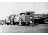 1968: quatro FNM estacionados num posto de combustíveis em Guarapuava (PR) - o primeiro deles com cabine Fiedler (fonte: site alfafnm). 