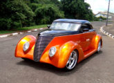 Ford Roadster 1937 na versão com teto rígido.