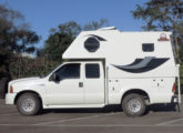 Ford F-250 com caçamba de fibra de vidro perfeitamente ajustada a um camper Hard Top.