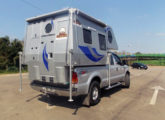 Ford F-250 com camper Hard Top; a imagem evidencia a original porta de acesso.