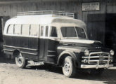 Chassi leve Dodge 1951-53 recém-encarroçado pela carpintaria de Urbano Gehlen; note que, além da placa de licença, ainda faltam as rodas externas do eixo traseiro. O veículo pertencia ao Expresso Ipira, de Campos Novos (SC). (fonte: Ronnie Hoppen / egonbus).