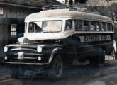 Caminhão médio Fargo 1951-53 com carroceria de madeira de Urbano Gehlen; note que, ao contrário do encarroçamento dos Dodge, neste caso não doi utilizado o quadro de para-brisas original do veículo (fonte: Ronnie Hoppen / egonbus).
