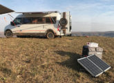 Motor-home Expedition, instalado pela Globe Customs em Iveco Daily; à frente, painéis solares móveis utilizados pelo veículo. 