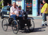 Réplica do Quadricycle Ford 1896, com José Antonio Malavase na direção; no canto superior direito do painel frontal, a placa de identificação doada pela Ford norte-americana (fonte: Classic Show).