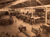 Furgões e micro-lotações em fase de construção na fábrica paulistana da Studebaker; as carrocerias recebiam estrutura de madeira e revestimento de alumínio; a imagem é de 1948 (fonte: Automóveis & Acessórios).
