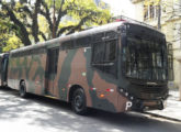 Também de 2013 é este Mercedes-Benz OF com carroceria Comil, transformado para o Exército em viatura para tropas de choque; 108 unidades foram fornecidas (foto: Leonardo Vieira).