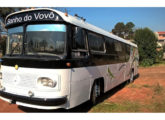 Monobloco Mercedes-Benz transformado em motor-home.