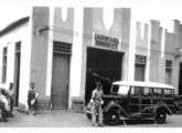 A primeira carroceria sergipana, de 1937, diante do prédio novo da Carpintaria Rodrigues, inaugurado em 1950.