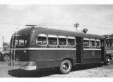 Ônibus Ford 1948-50 com duas portas e bagageiro no teto; note a qualidade das janelas, inspiradas nos modernos projetos Caio e Grassi.