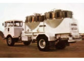 A empresa Cosigra, fornecedora de cimento a granel de Curitiba (PR), equipou seus caminhões FNM com a meia-cabine Torino (foto: Transporte Moderno).