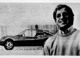 O cantor e "seu" carro em vista lateral; note o grande para-brisa traseiro: seria solução alternativa ou uma segunda versão do carro? (fonte: Paulo Roberto Steindoff / Intervalo).