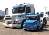 Cavalo-mecânico Scania, lado-a-lado com o modelo real 113 H; embora haja alguma semelhança entre os dois, o carro da Roger's traz a mesma carroceria da réplica do Volvo NL 12, com grade diferente.