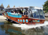 O anfíbio da Splash Tours entra no mar na Marina da Glória.