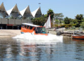O anfíbio entra na água na rampa da Marina da Glória, no Aterro do Flamengo.
