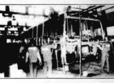 Uma carroceria Vitória na linha de fabricação da Caio Norte, nos extertores da empresa; a foto é de março de 1995 (foto: Fernando Gusmão / Diário de Pernambuco).