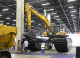 Até mesma a gigante escavadeira anfíbia de 35 t encontrou lugar no stand da AIZM na M&T 2022 (foto: LEXICAR).