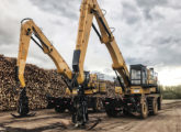 Dois manipuladores florestais PMH 20 (158 cv e peso operacional de 25 t), customização da escavadeira Caterpillar sobre pneus realizada pela AIZM.