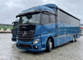 O Actros 2553 com carroceria mista da trinca, compreendendo um apartamento para cinco pessoas e baias para oito cavalos.