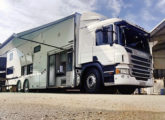 Grande motorhome montado sobre Scania P 250 de três eixos.