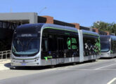 Dois dos articulados elétricos BYD em operação em São José dos Campo.
