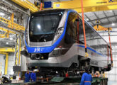 Carro de uma das três composições adquiridas pela ferrovia estatal do Chile em 2025 é embarcado em carreta rumo ao destino final.