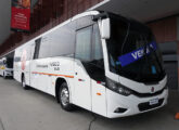 Viaggio G8 800 em chassi Iveco 17-280 com suspensão pneumática, exposto na área externa da feira (foto: LEXICAR).