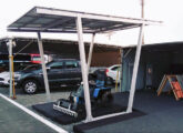 "Garagem solar" como posto de recarga.