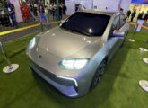 Os dois protótipos não operacionais expostos no stand da Lecar no Salão do Automóvel de 2025 - o hatch 459 ...