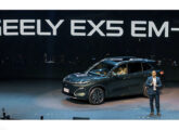 No Salão do Automóvel de 2025 o híbrido EX5 EM-i é anunciado como primeiro Geely a ser produzido no país (foto: portal autodata).