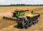 Grunner ADS Multi, sobre Mercedes-Benz Arocs 4851, aqui utilizado na colheita e transporte de grãos.