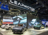 Os quatro modelos Leapmotor expostos no Salão do Automóvel de 2025.