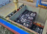 Como alternativa ao sistema roll-on roll-off no porto de Sepetiba (RJ), a Leapmotor tem importado seus carros acondicionados em packs de duas ou três unidades manipulados como conteiners.