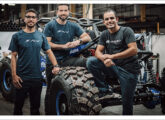 Pedro Ziober (à direita) e dois dirigentes da SAV Motors, à qual a Rhino se uniu em 2024 para projeto de novo modelo.
